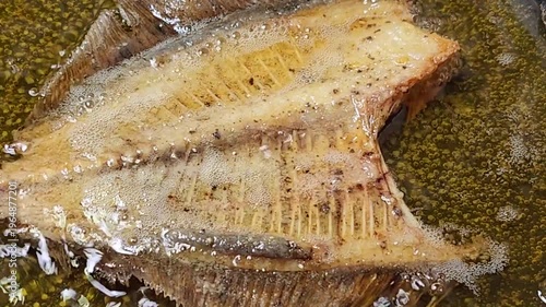 カレイの骨の唐揚げ　調理シーン