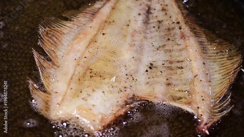 カレイの骨の唐揚げ　調理シーン