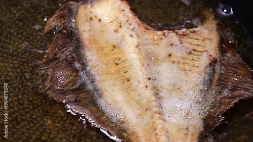 カレイの骨の唐揚げ　調理シーン