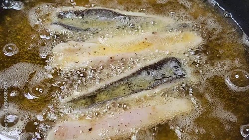 カレイの唐揚げ　調理シーン