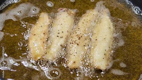 カレイの唐揚げ　調理シーン