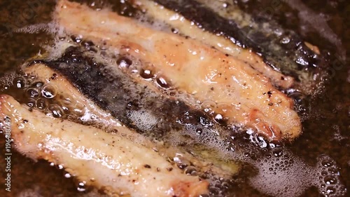 カレイの唐揚げ　調理シーン