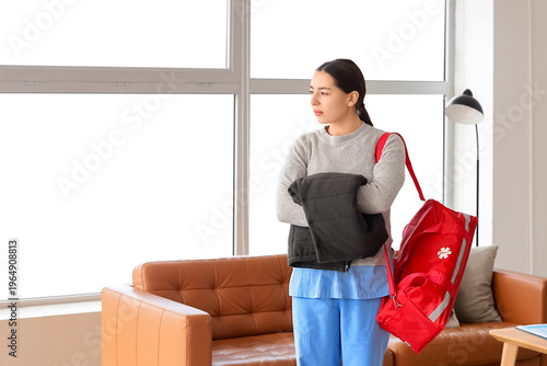 Female paramedic with bag s...