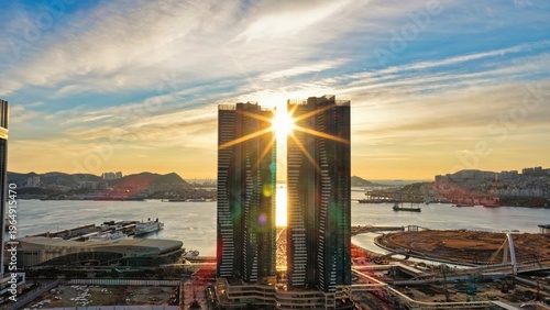 고층빌딩 사이로 비추는 석양 드론 풍경