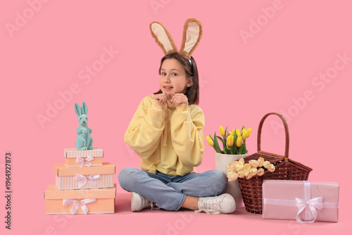 Cute little girl with Easte...