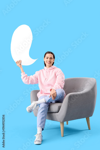 Young woman with blank spee...
