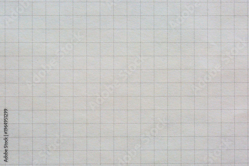 가로 및 세로 선이 있는 흰색 종이