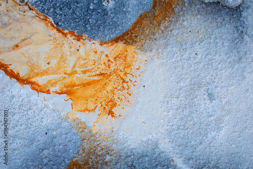 Imagen horizontal de una pared de metal azul despintada de blanco y oxidada 