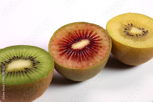 白背景に3色のキウイフルーツの断面