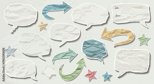 Sammlung von zerknitterten Papier-Sprechblasen, Pfeilen und Sternen in verschiedenen Farben auf grauem Hintergrund für kreative Designprojekte.