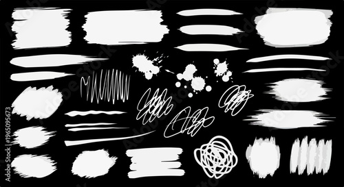 Kolekcja białych pociągnięć pędzlem, plam farby i bazgrołów na czarnym tle, idealna do projektów graficznych, ilustracji oraz tekstur artystycznych.
