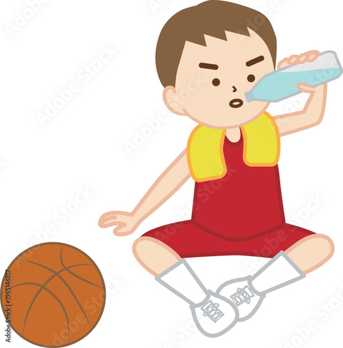 手をついて地面に座って水分補給をするバスケ少年