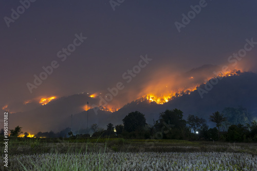 Fotografi Devastating wildfire smoke pollution covers mountain landscape in Thailand durin