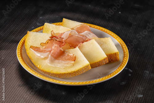 Foto Slised sweet melon with Jamon