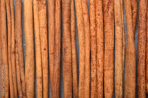 Cuadro en lienzo Organic dried cinnamon bark sticks pattern, traditional herbal medicine ingredie
