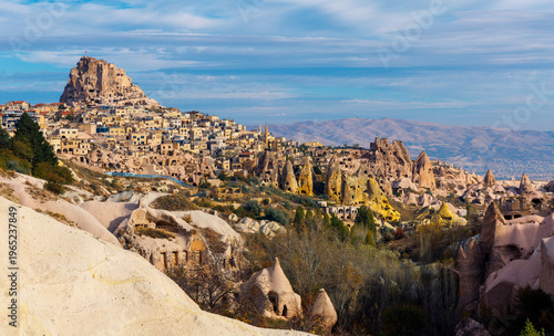 Φωτογραφία Panoramic View of Uchisar Castle and Fairy Chimneys in Pigeon Valley - Cappadoci