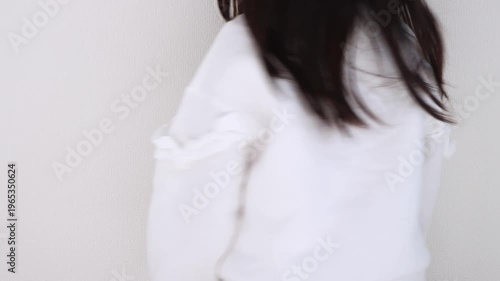 小さい女の子がクルクル回る様子（顔無し、5歳、日本人）