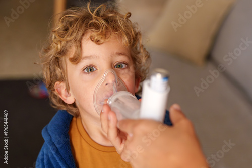 Obraz na plátne Young boy receiving respiratory therapy with nebulizer mask for childhood asthma