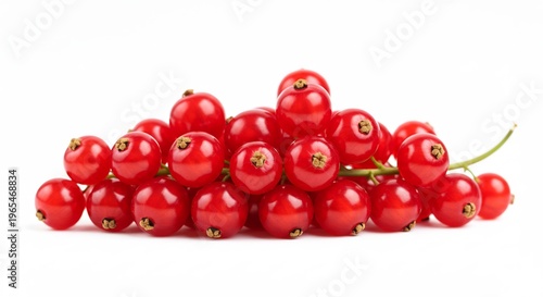 白背景に鮮やかに輝く採れたて瑞々しい赤いスグリの山 明るい光が粒々を際立たせる. AI Generated