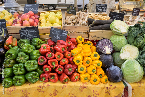 Tableau sur toile Stand mit einer Vielfalt von Gemüse, Paprika, Kohl, Wochenmarkt auf dem Place Ri