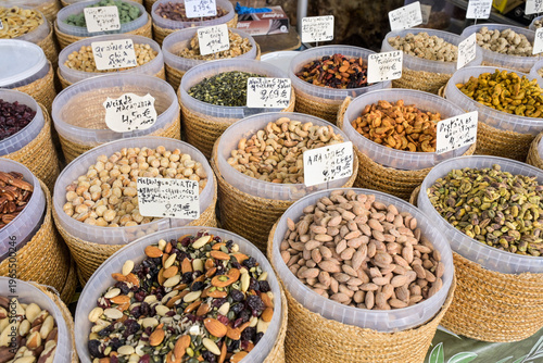 Foto Nüsse und Hülsenfrüchte, Stand, Wochenmarkt auf dem Place Richelme, Altstadt, Ai