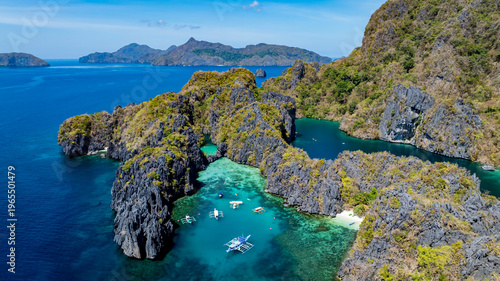 Foto Aerial view of a beautiful tropical island with crystal clear water with limestone cliffs as the beach, Coron, Palawan, Philippines