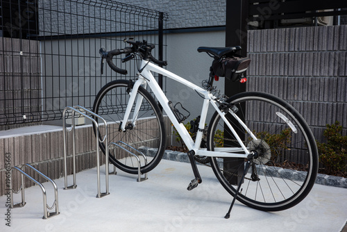 Valokuva マンションのサイクルスタンドに停めてある自転車