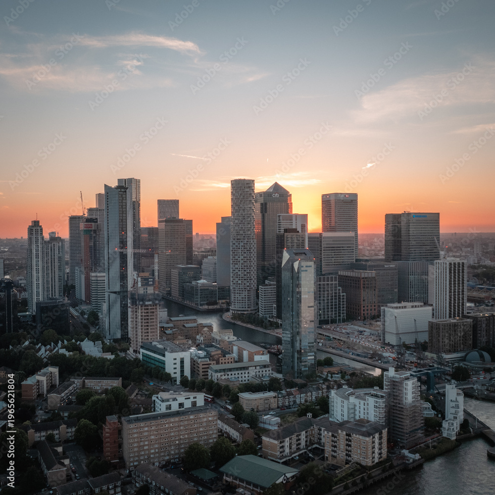 Obraz premium Sunset Aerial Canary Wharf skyline - modern London financial district