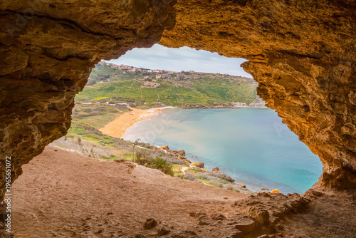 Fotografia View from Tal-Mixta Cave overlooking Ramla Bay on a sunny day, panoramic vista o