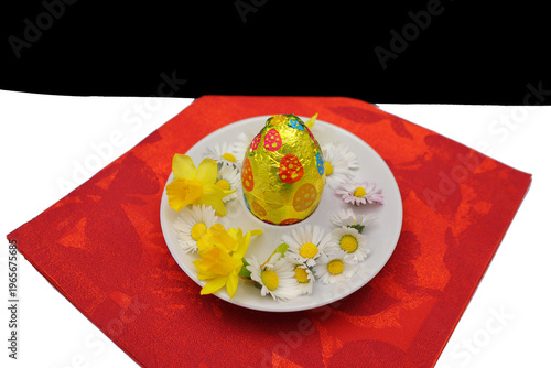 œuf de Pâques de Milka dans son coquetier