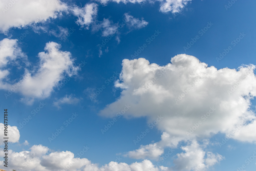 Obraz premium White fluffy clouds on the sky