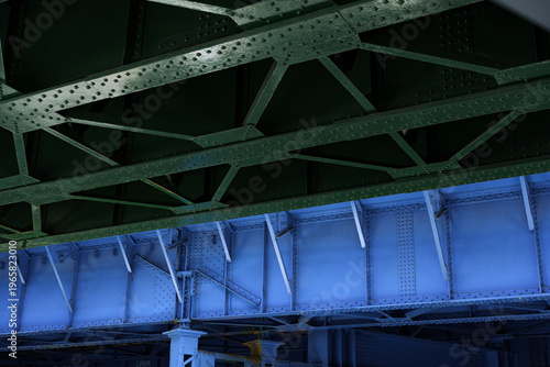 Tableau sur toile 並行して走るレールが奥行きを感じさせる鉄道高架下のコンクリート建築。都会のインフラを捉えた見上げた構図