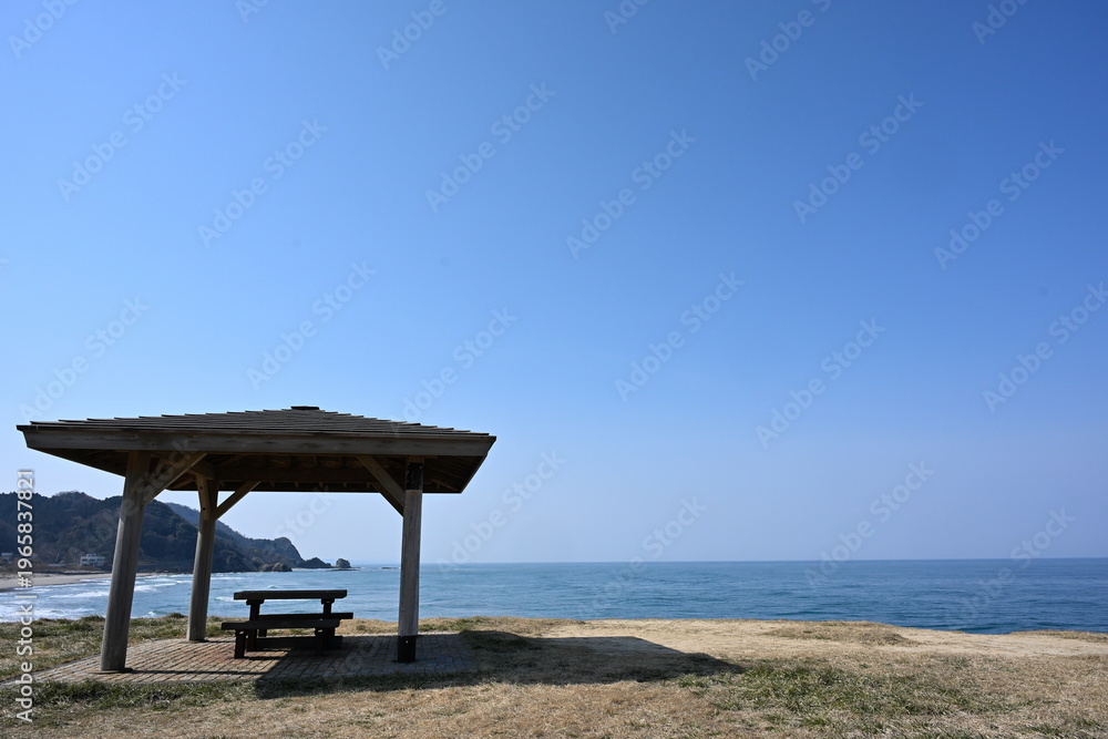 Fototapeta premium 新潟市西蒲区間瀬の海と公園の景色(新潟県新潟市西蒲区)