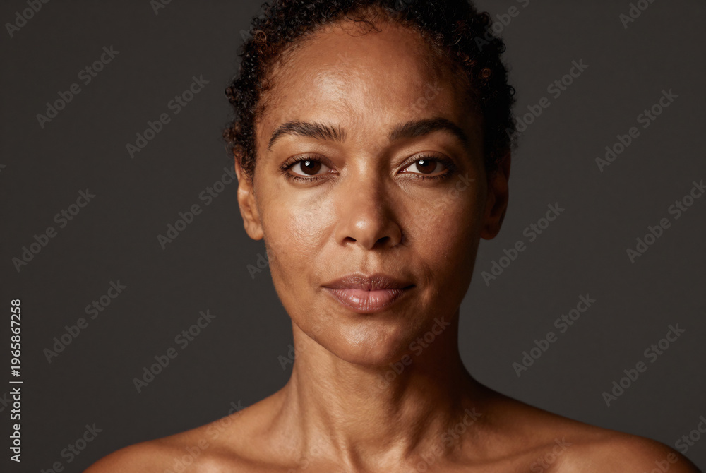 Obraz premium Elegant African American Woman with Glowing Skin Radiance