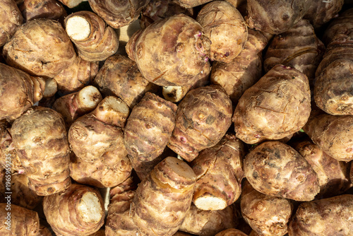 Foto Fresh raw Jerusalem Artichokes pile Close‑Up
