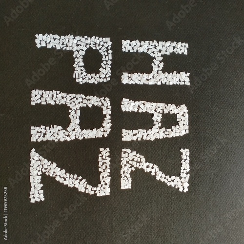 Photos Mensaje HAZ PAZ, texto hechos con trocitos de papel blanco, estilo mosaico sobre fondo negro