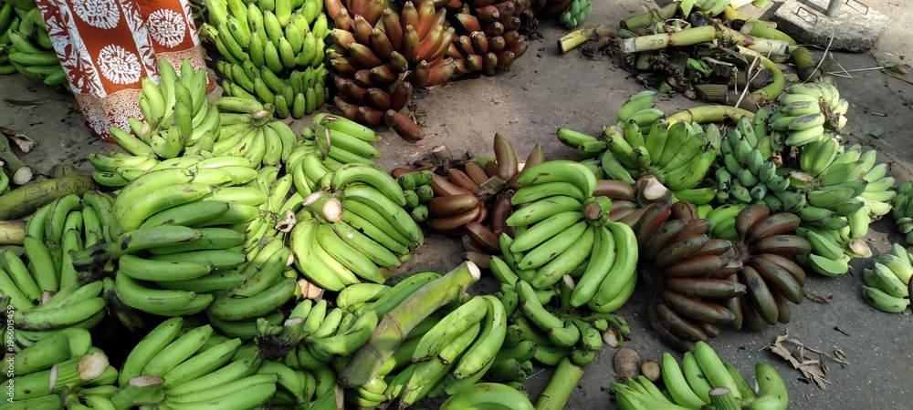 Obraz premium Fresh green and red bananas at a local street market in Myanmar