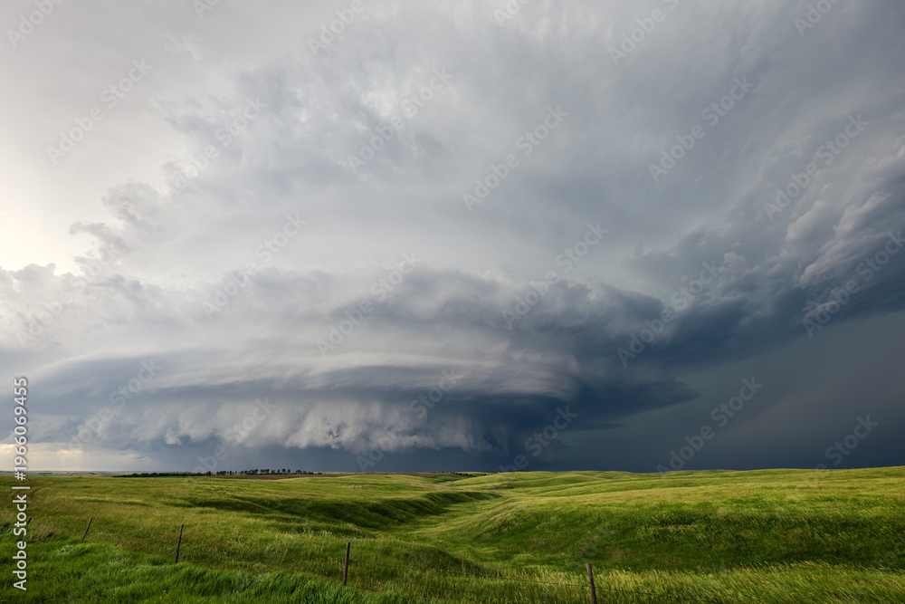 Obraz premium Ominous storm clouds from a supercell over a field in Nebraska