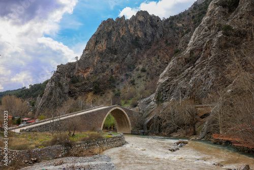 Fotografie Şeker Pınarı old bridge over the river in adana turkey