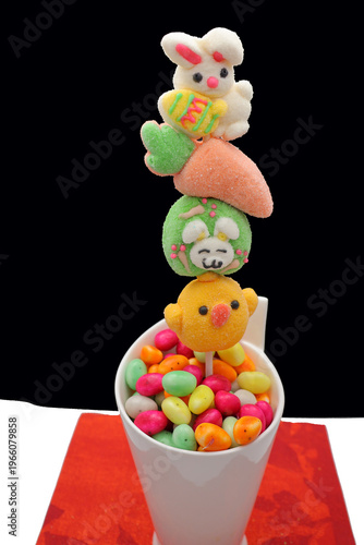 bol de petits œufs à la liqueur et sucette de guimauve, bonbon