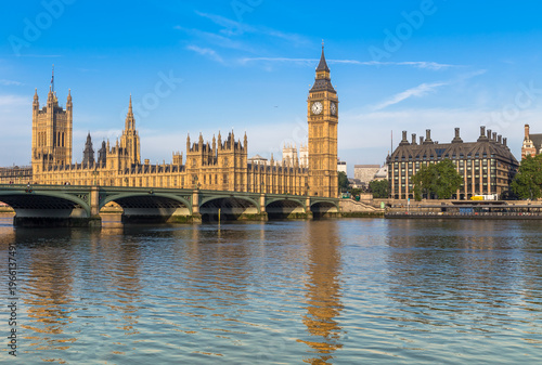Obraz na płótnie Big Ben in London seen from the Thames