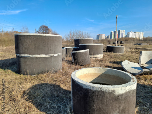 Tableau sur toile Reinforced concrete rings of different diameters for the construction of wells