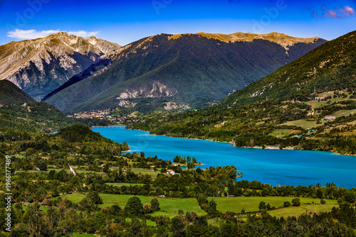 Obraz na plátne Lago di Barrea turquoise lake surrounded by mountains in Abruzzo