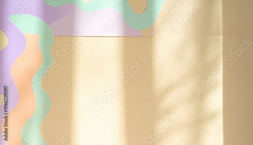 Ombre pastello astratte con riflessi di luce solare e ombre di foglie su sfondo neutro.