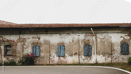 Canvastavla old house in italy