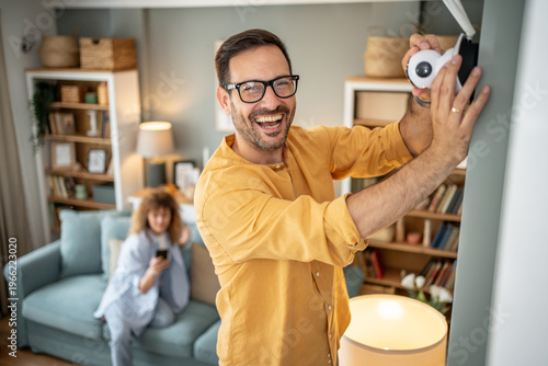 Foto Man installing smart home security camera for safety