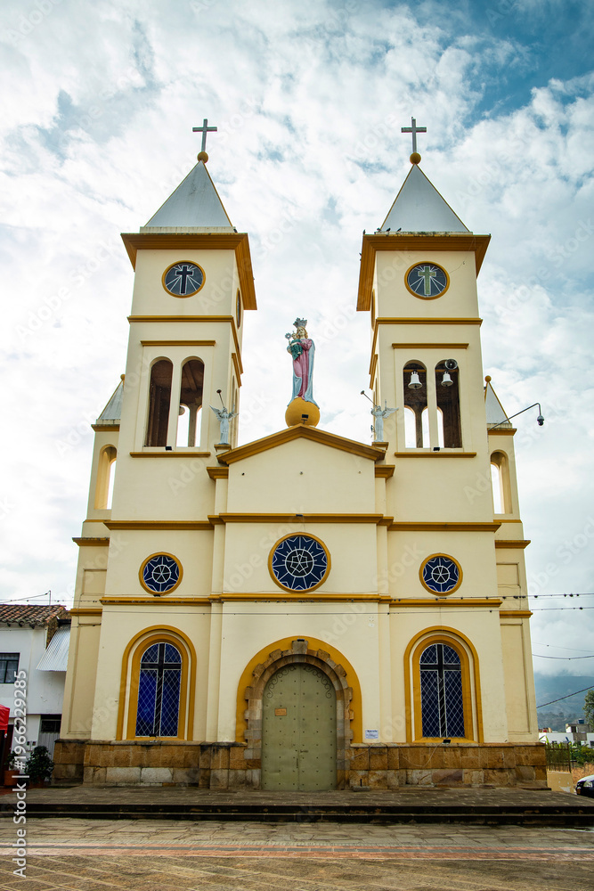 Obraz premium Sutamarchan, Boyaca - Colombia. March 10, 2026. Catholic parish located in the town's main park.