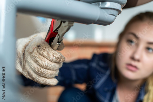 Foto Focused plumber fixing pipe