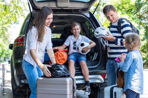 Quadro su tela Family packing car for adventure
