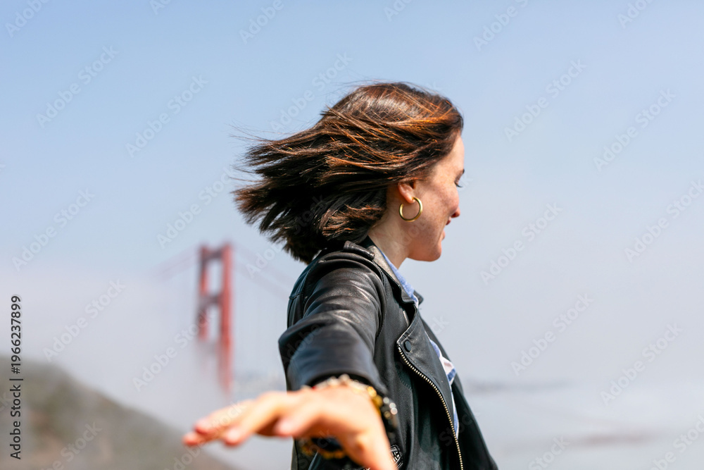 Obraz premium Joyful woman near iconic bridge.